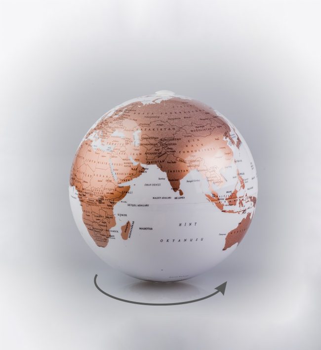 ð✨ 15cm Magic Rotating Globe – Bronze Edition